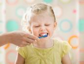 Mutter putzt kleiner Tochter die Zähne