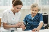 Pflegerin mit Bewohnerin eines Pflegeheims